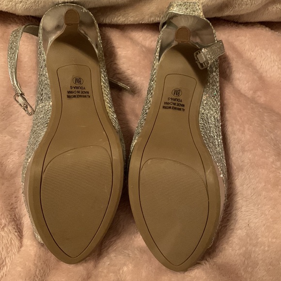 Silver Heels - Picture 4 of 8